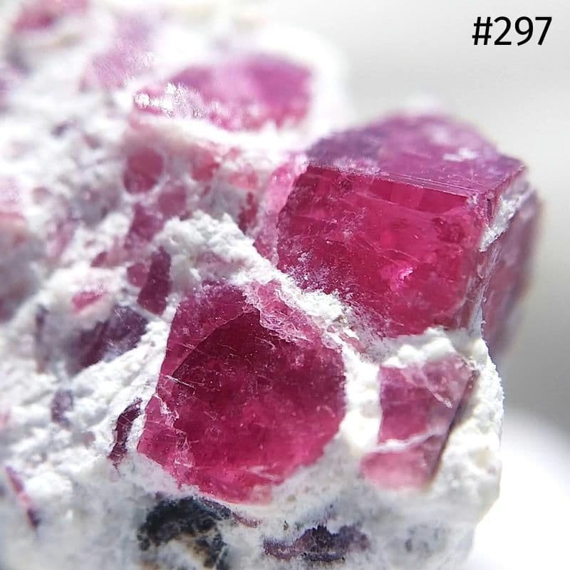 297 レッドベリル クラスター ビクスバイト レッドエメラルド 母岩付き 標本