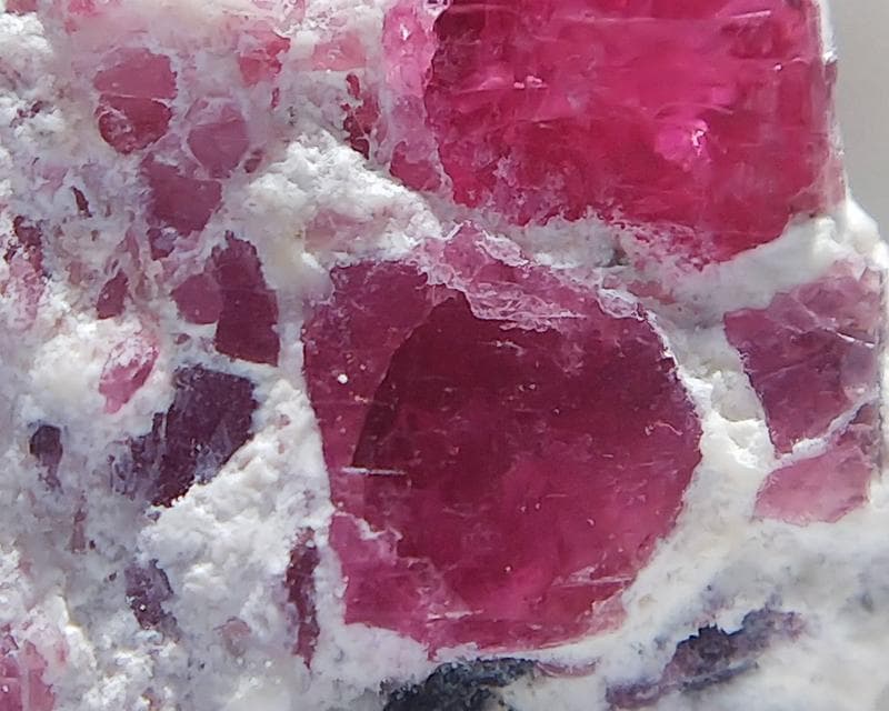 297 レッドベリル クラスター ビクスバイト レッドエメラルド 母岩付き 標本