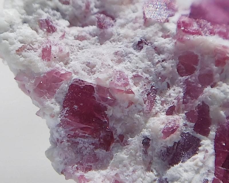 297 レッドベリル クラスター ビクスバイト レッドエメラルド 母岩付き 標本