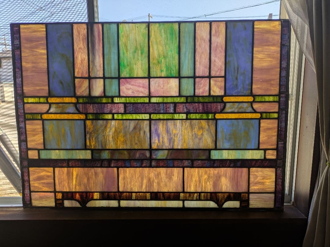 迫力108cm×76cm　静謐な彩りを宿す　ステンドグラス　ディスプレイ