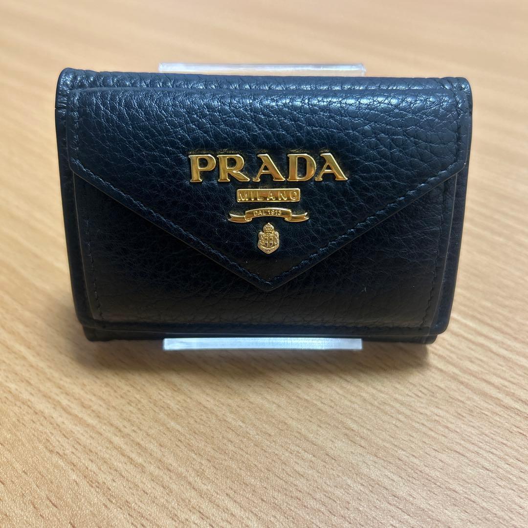プラダ　三つ折り財布　ブラック