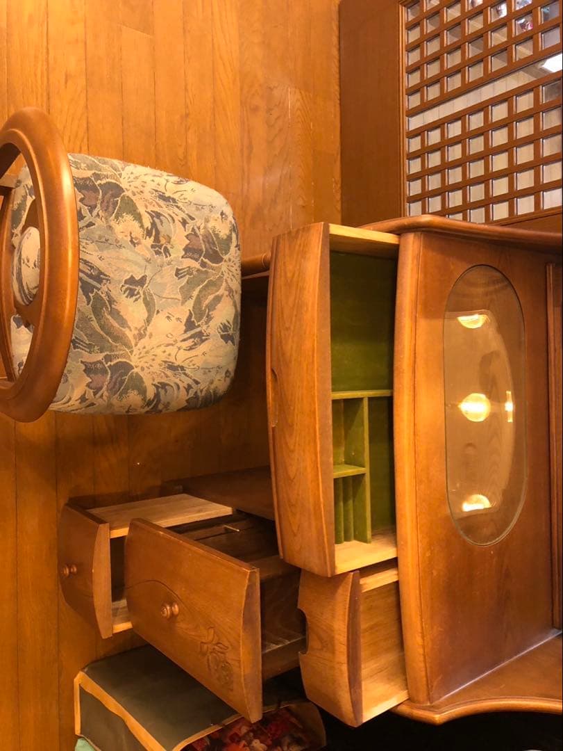 更に、値下げ！クラシック木製ドレッサー・ミラー・照明付き