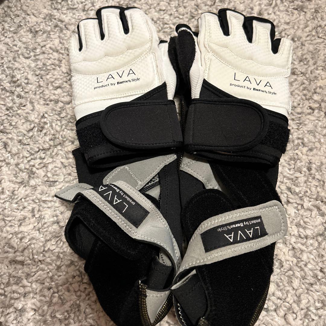 lavaのキックボクシング用のグローブとシューズ
