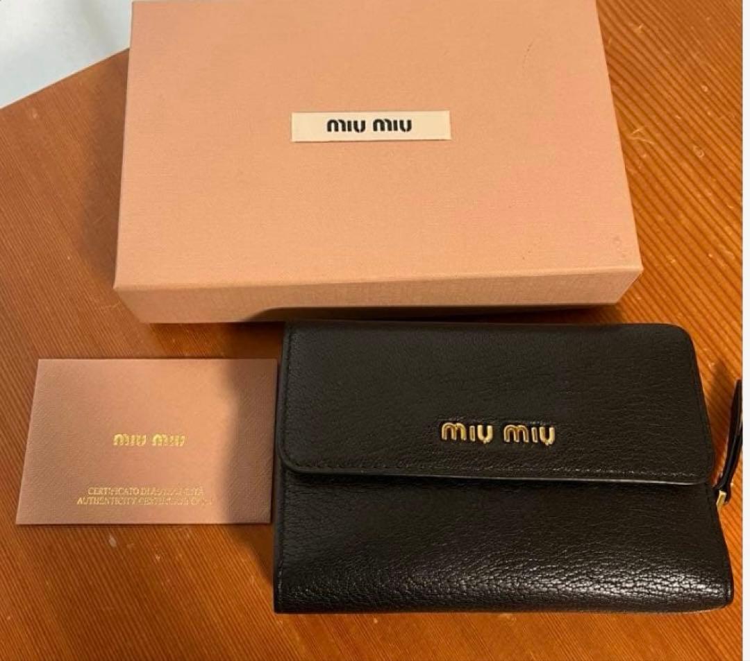 miumiu 三つ折り財布