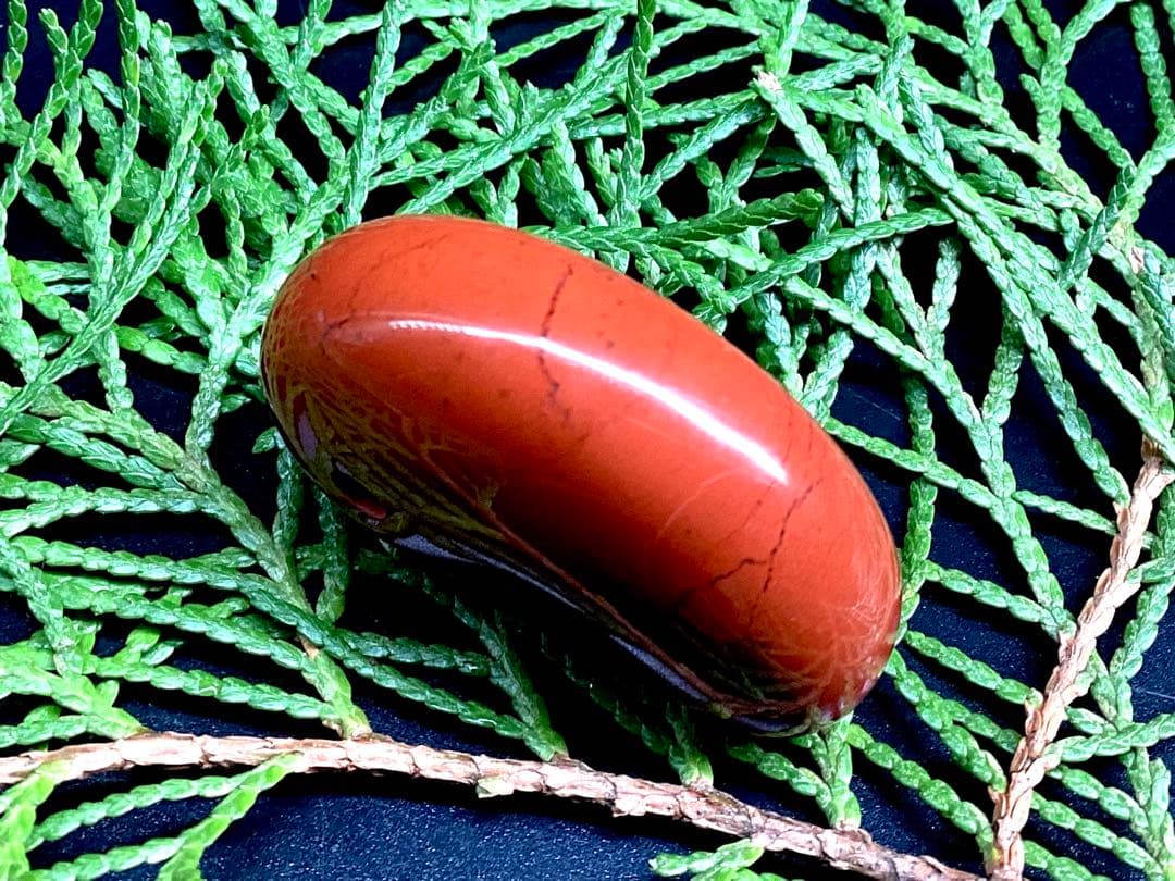 極上日本三大銘石‼️佐渡赤石勾玉　強力パワー黒線入り日本一美麗な赤色彩　安価卸し‼️