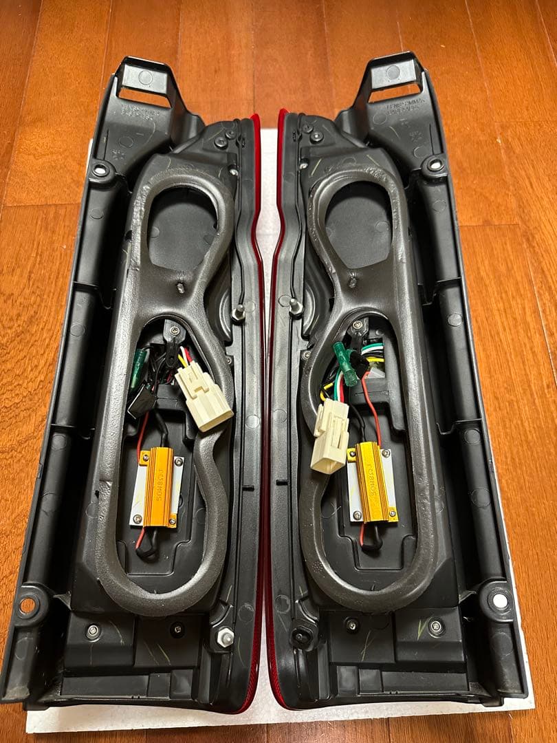 ヴァレンティ xトムス コラボ LED テール ランプハイエース 200系