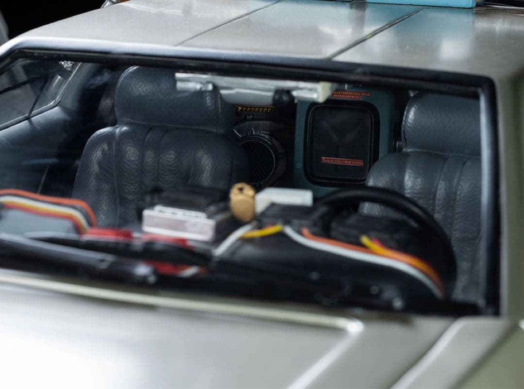 バックトゥザフューチャー２アートスケール１／１０スケール　デロリアンタイムマシン