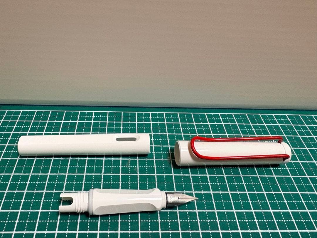 【匿名配送】LAMYサファリ限定ホワイト 万年筆 Fサイズ