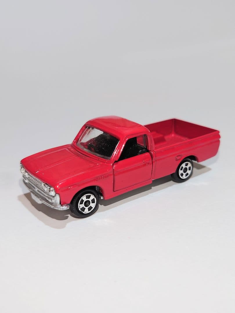 香港トミカ ダットサン レッド トミカミニカー 黒箱 42