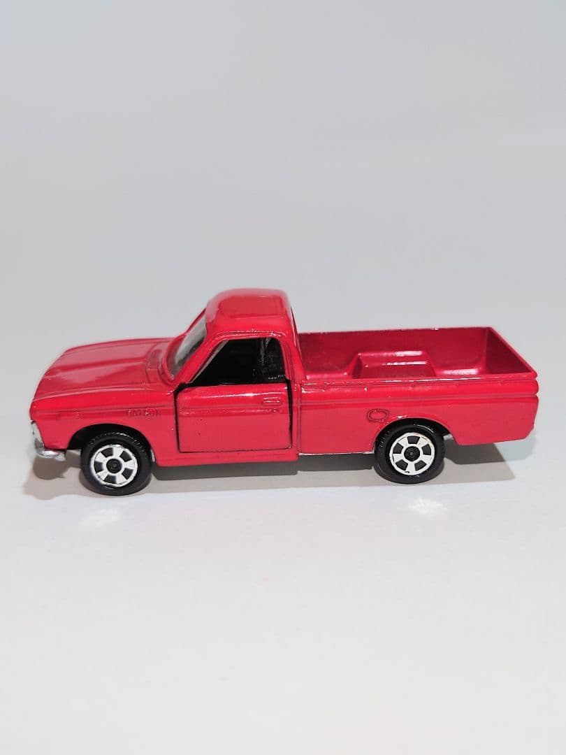 香港トミカ ダットサン レッド トミカミニカー 黒箱 42