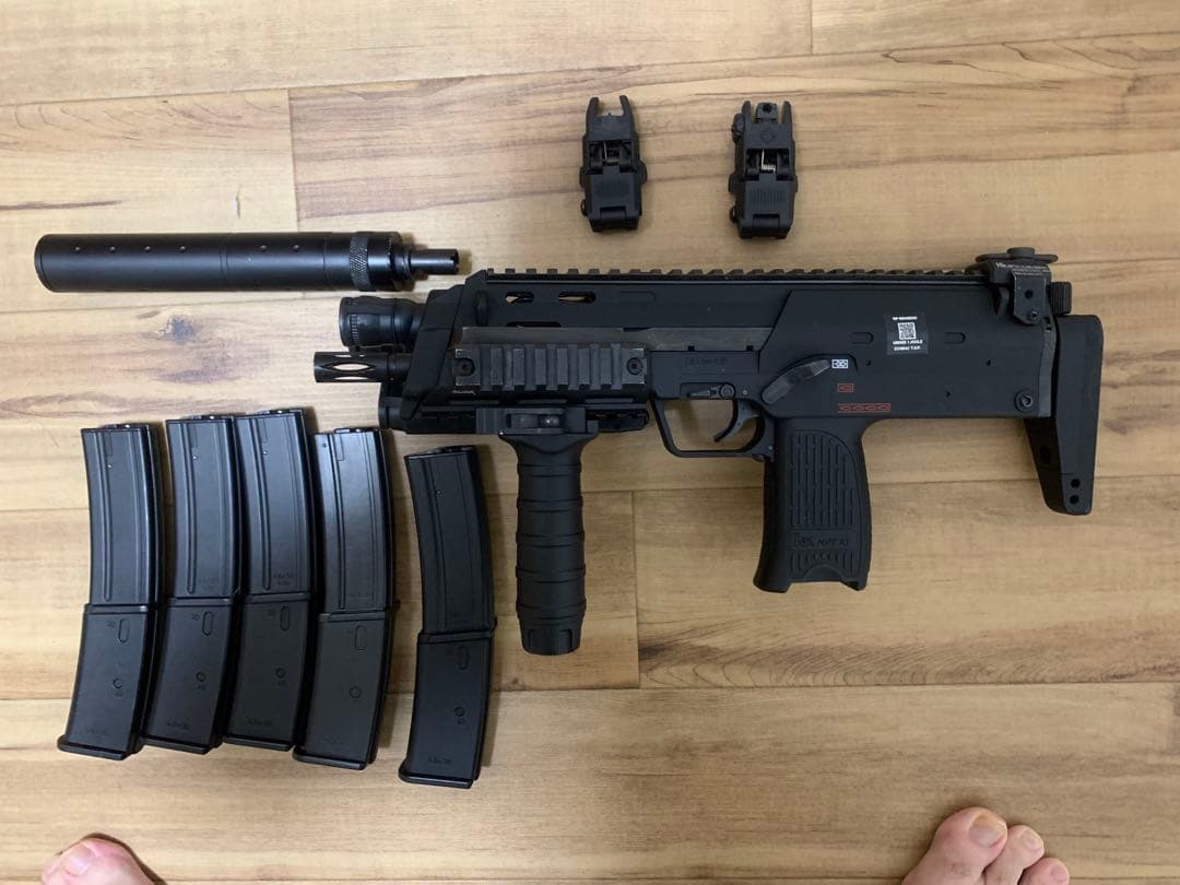 東京マルイ電動ガン MP7サプレッサー付き 5本マガジン