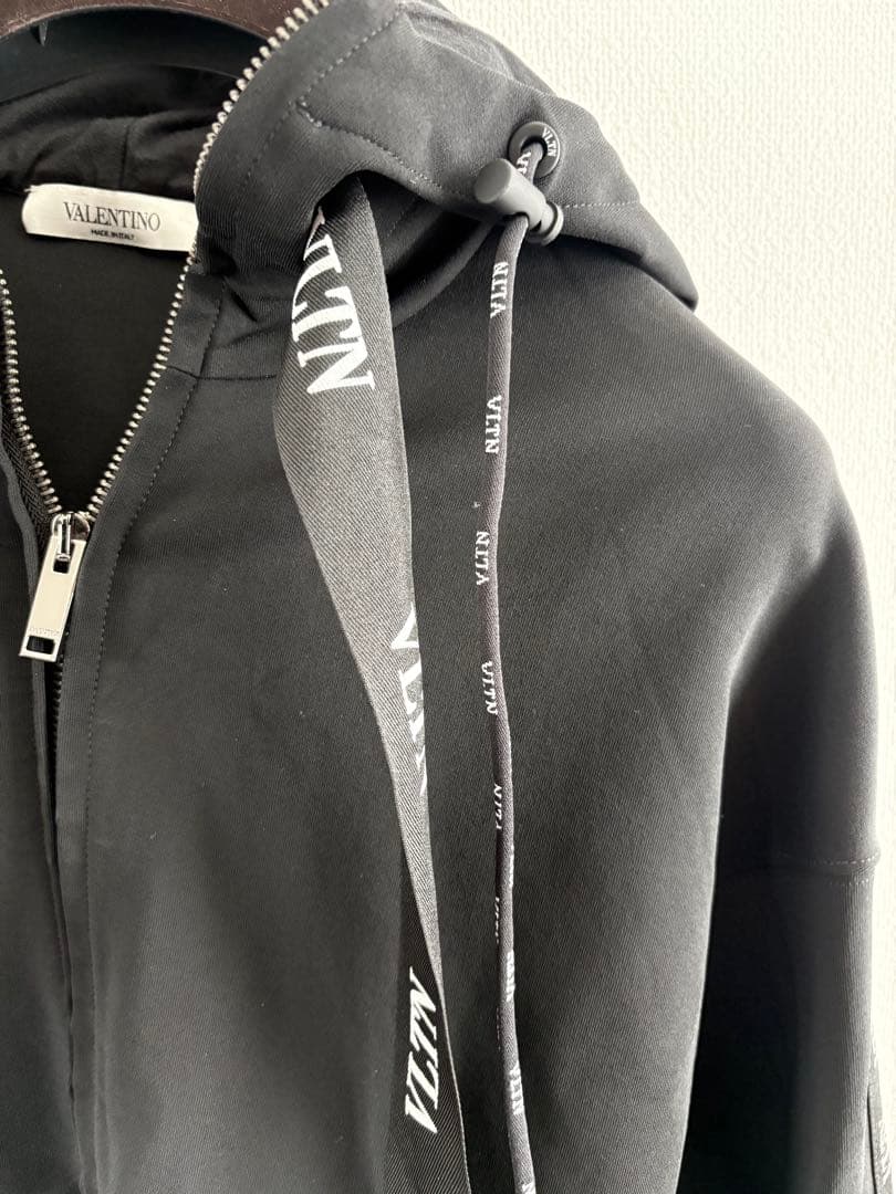 n*中様 ブラック フード付き パーカー　バレンティノ　ヴァレンチノ　ヴァレンテ