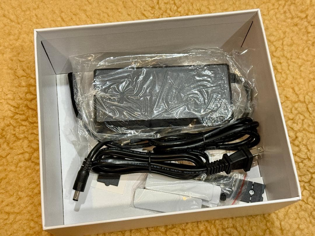 Acasis 4 Bay 40Gbps M.2 NVMe SSD ケース