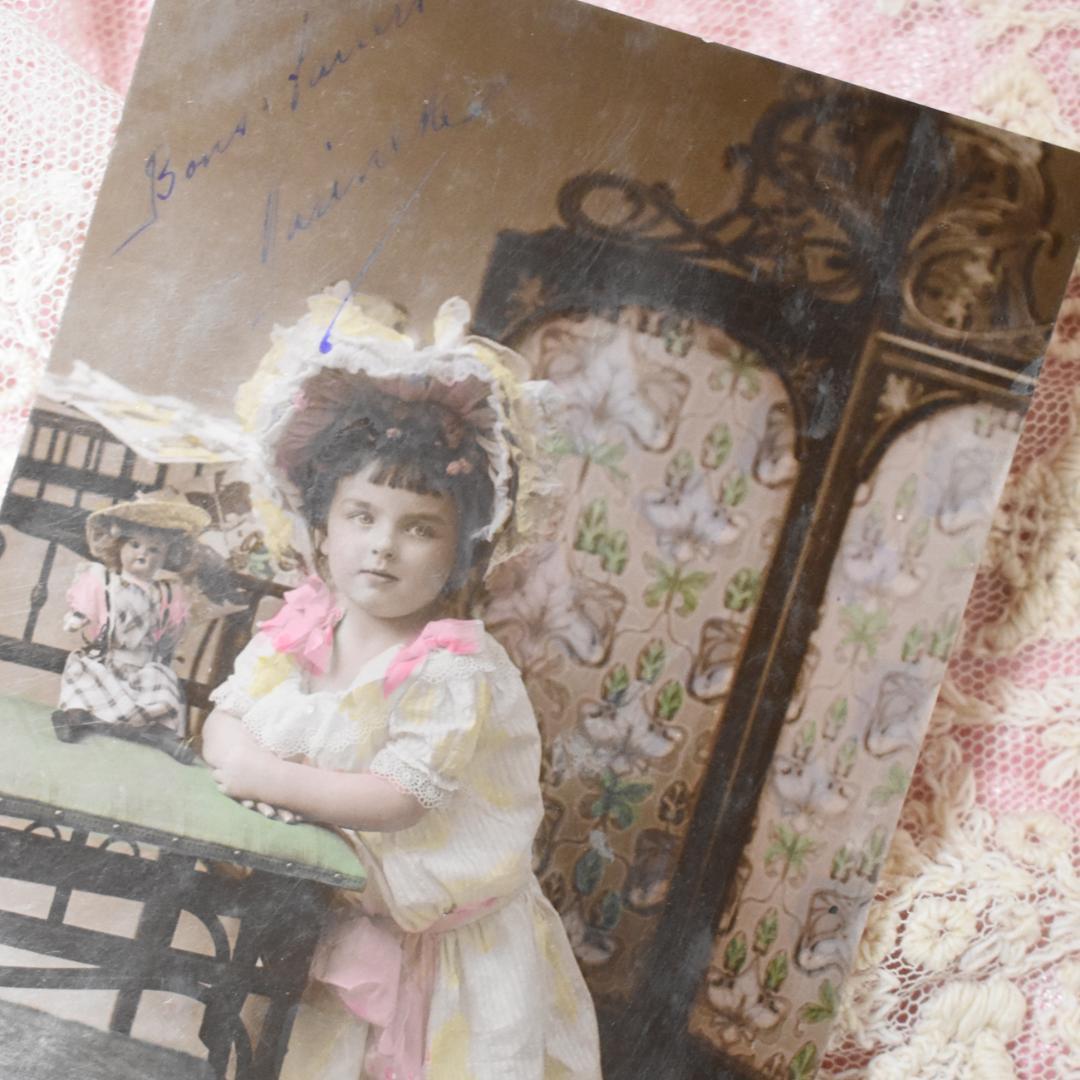 *アンティークポストカード　素敵なお部屋でお人形とくつろぐ少女