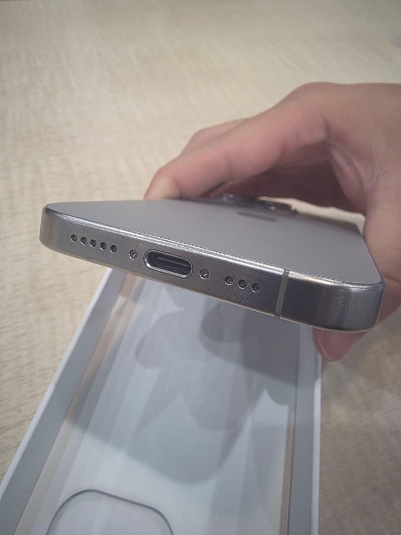 【極美品】iPhone 15 Pro 256GB ナチュラルチタニウム