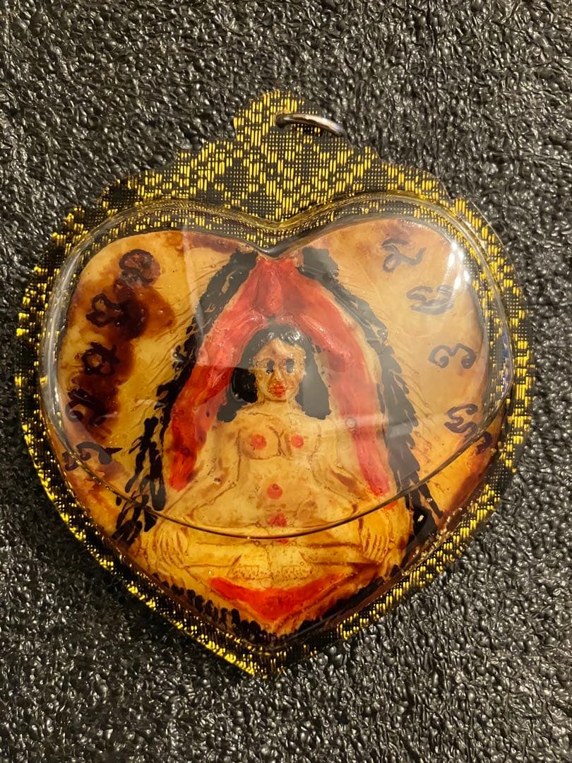 メー・ポー・マハ・ヨニ　バーンカイデーンオイルとクメール様式に則られた神聖な素材