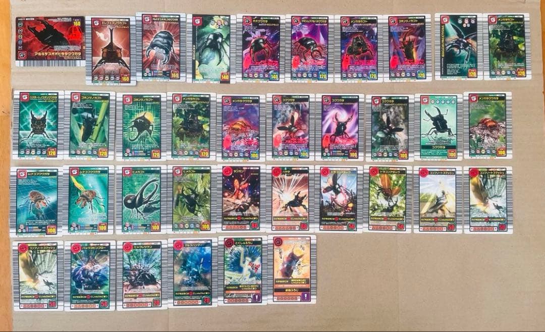 ムシキングのカード125枚とカードケース(一部セロハンで補強止有)とシールセット