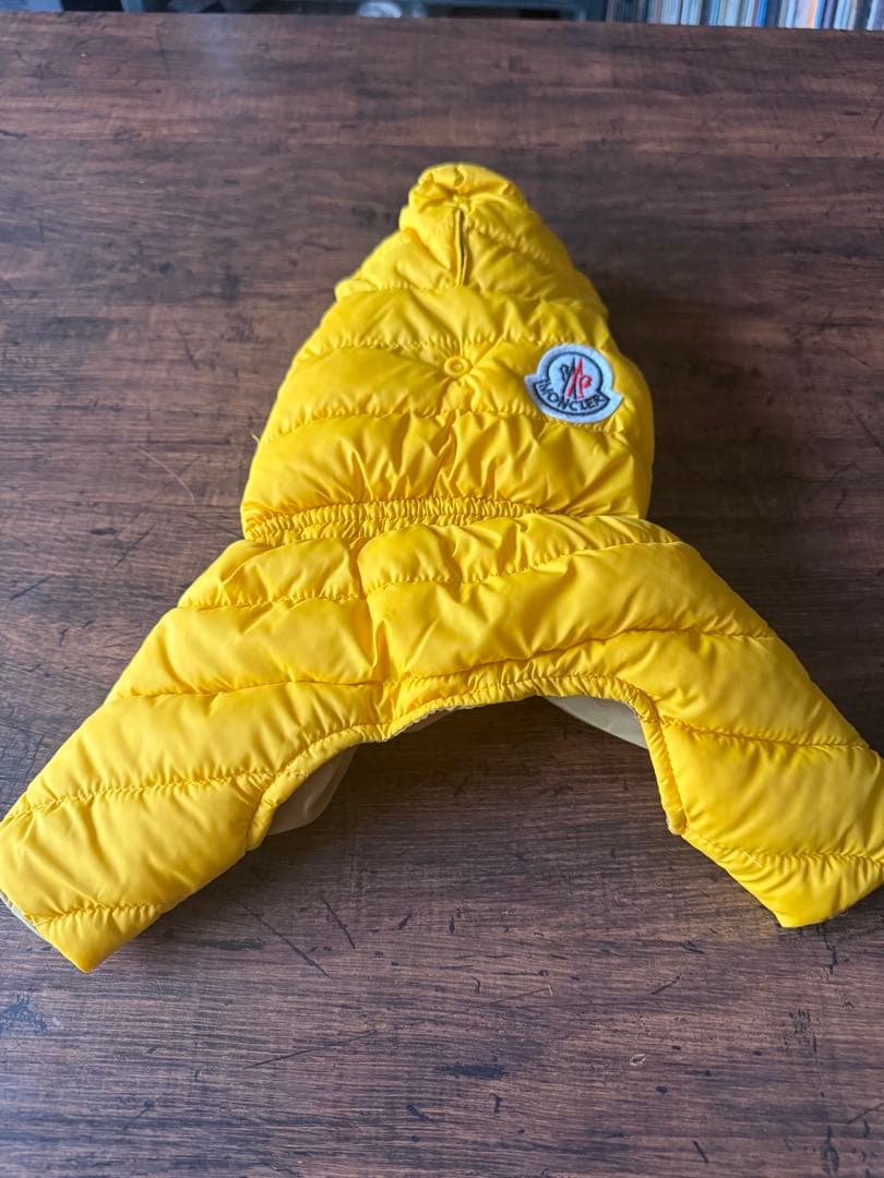 注目【美品】MONCLER 犬服 フード付き黄色 小型犬用