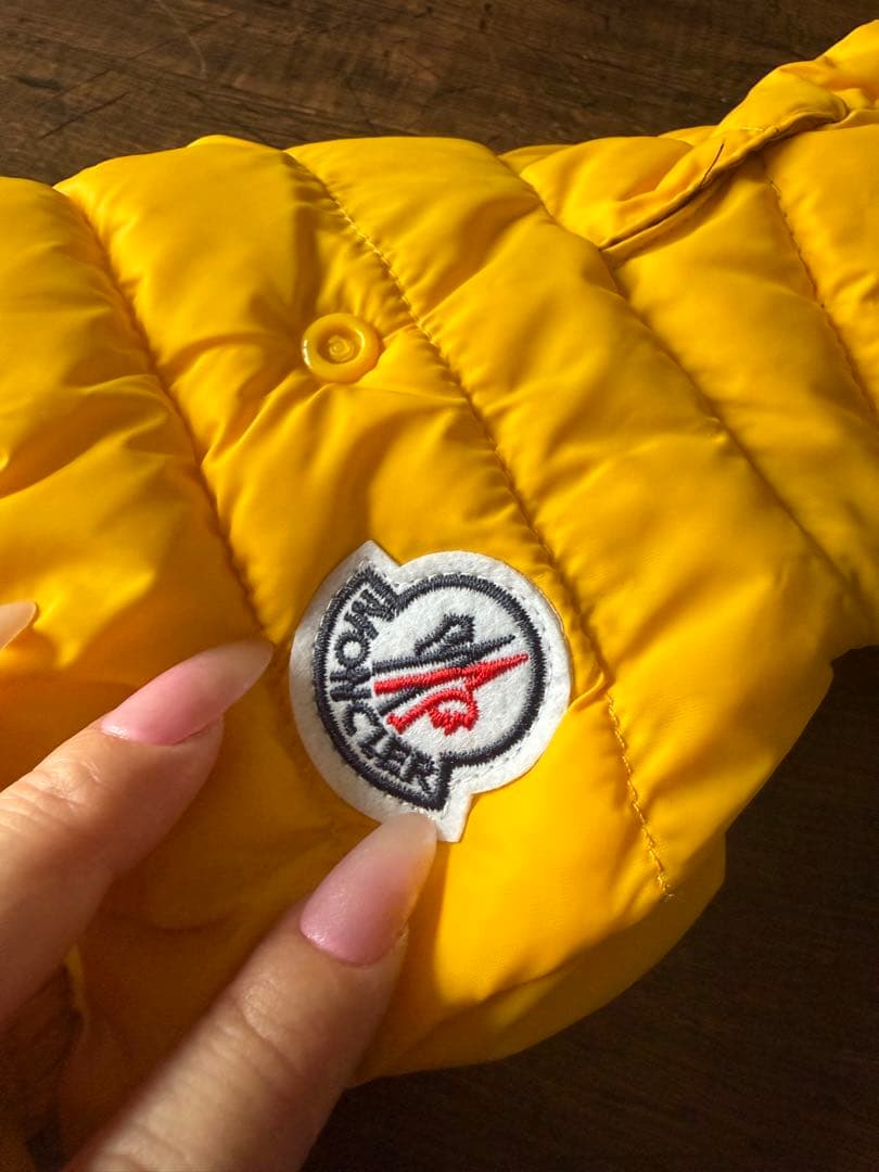 (SALE)注目【美品】MONCLER 犬服 フード付き黄色 小型犬用