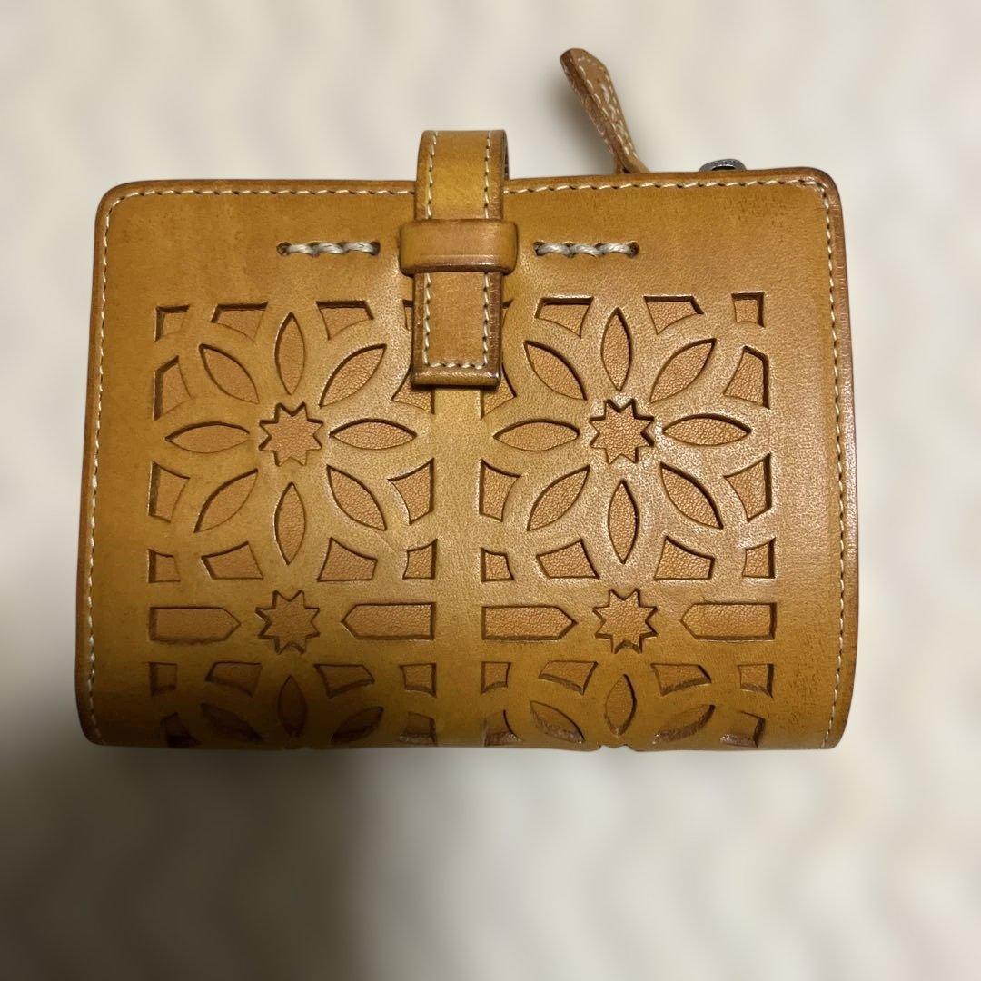 (美品) genten ゲンテン　カットワークレザー　二つ折り財布　オシャレ