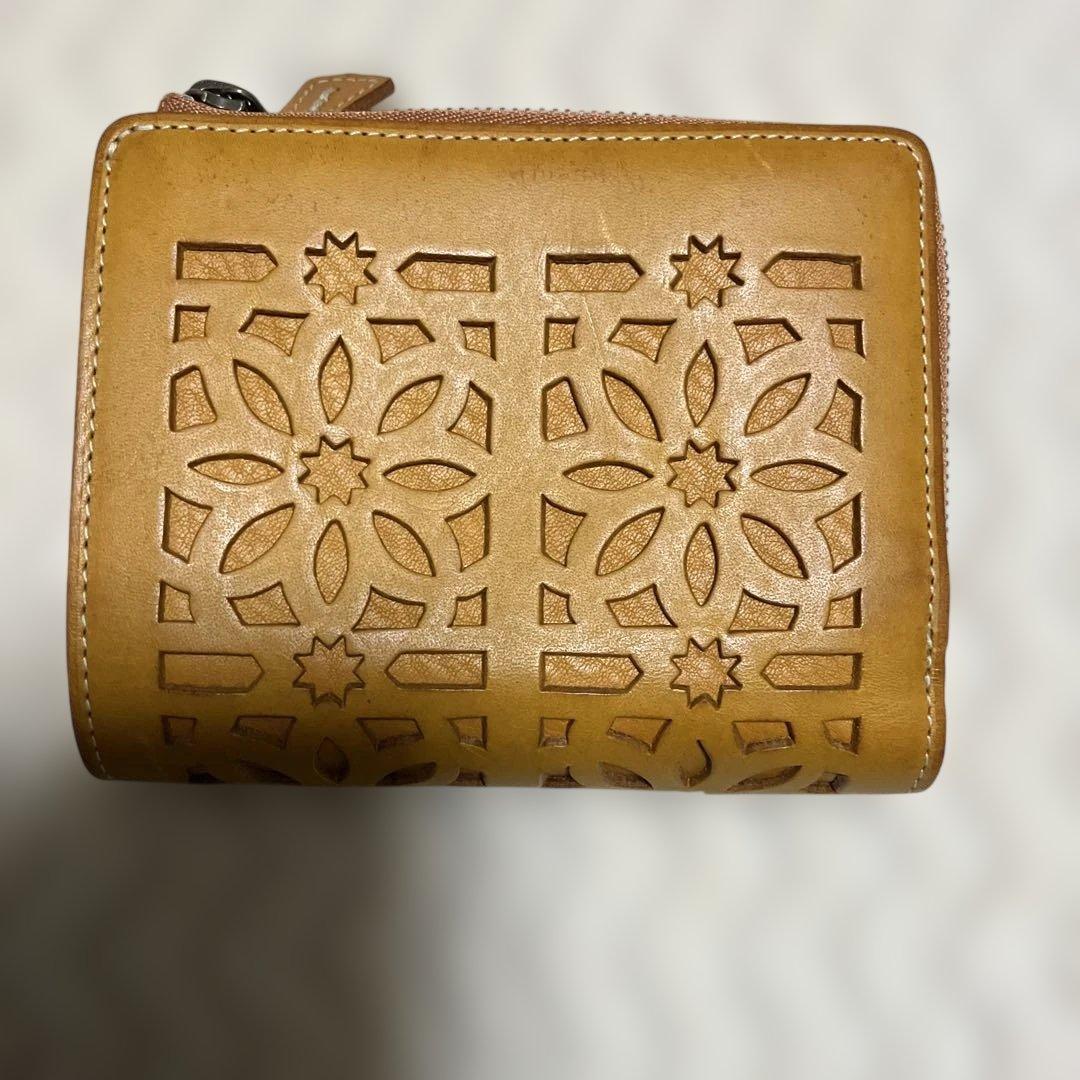 (美品) genten ゲンテン　カットワークレザー　二つ折り財布　オシャレ