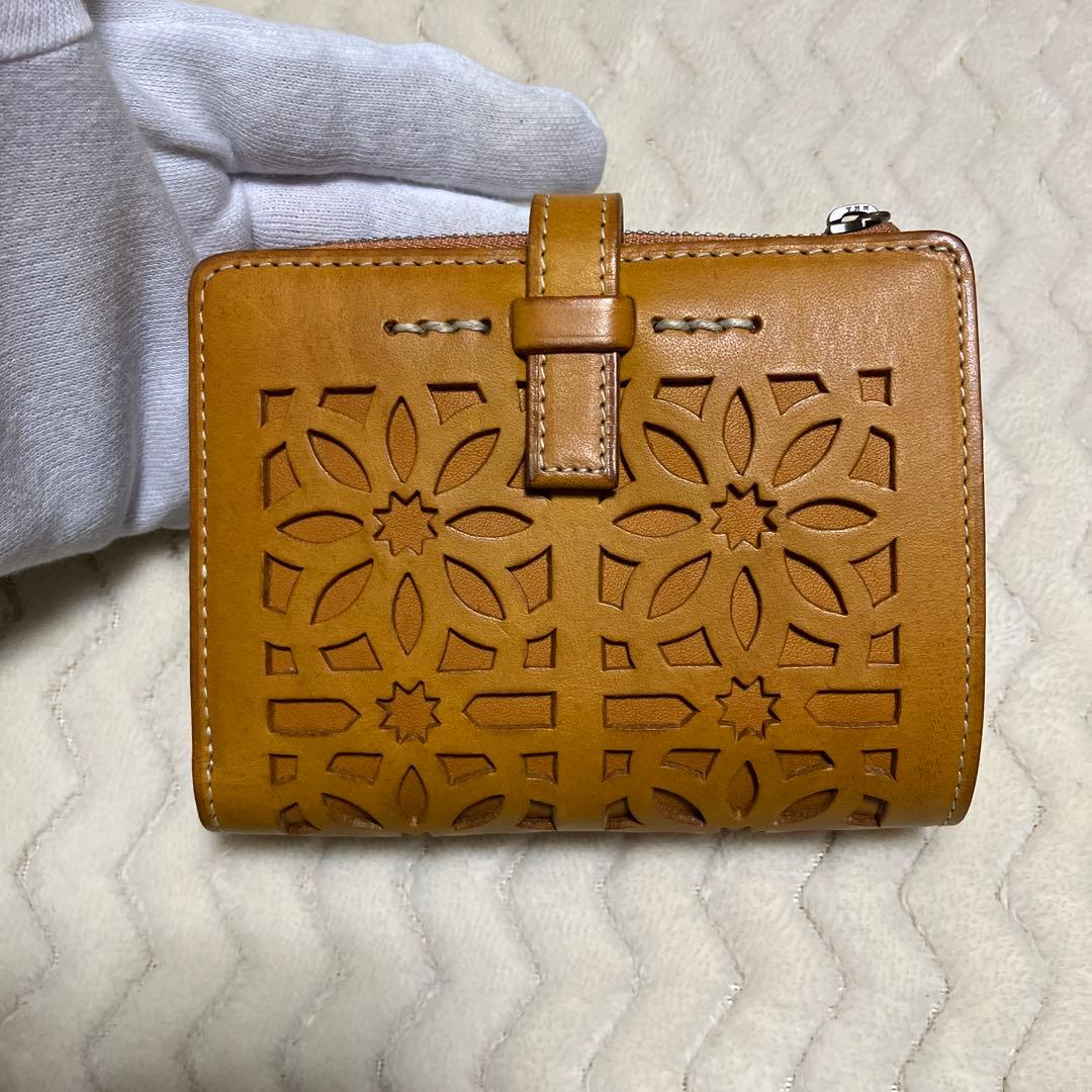 (美品) genten ゲンテン　カットワークレザー　二つ折り財布　オシャレ