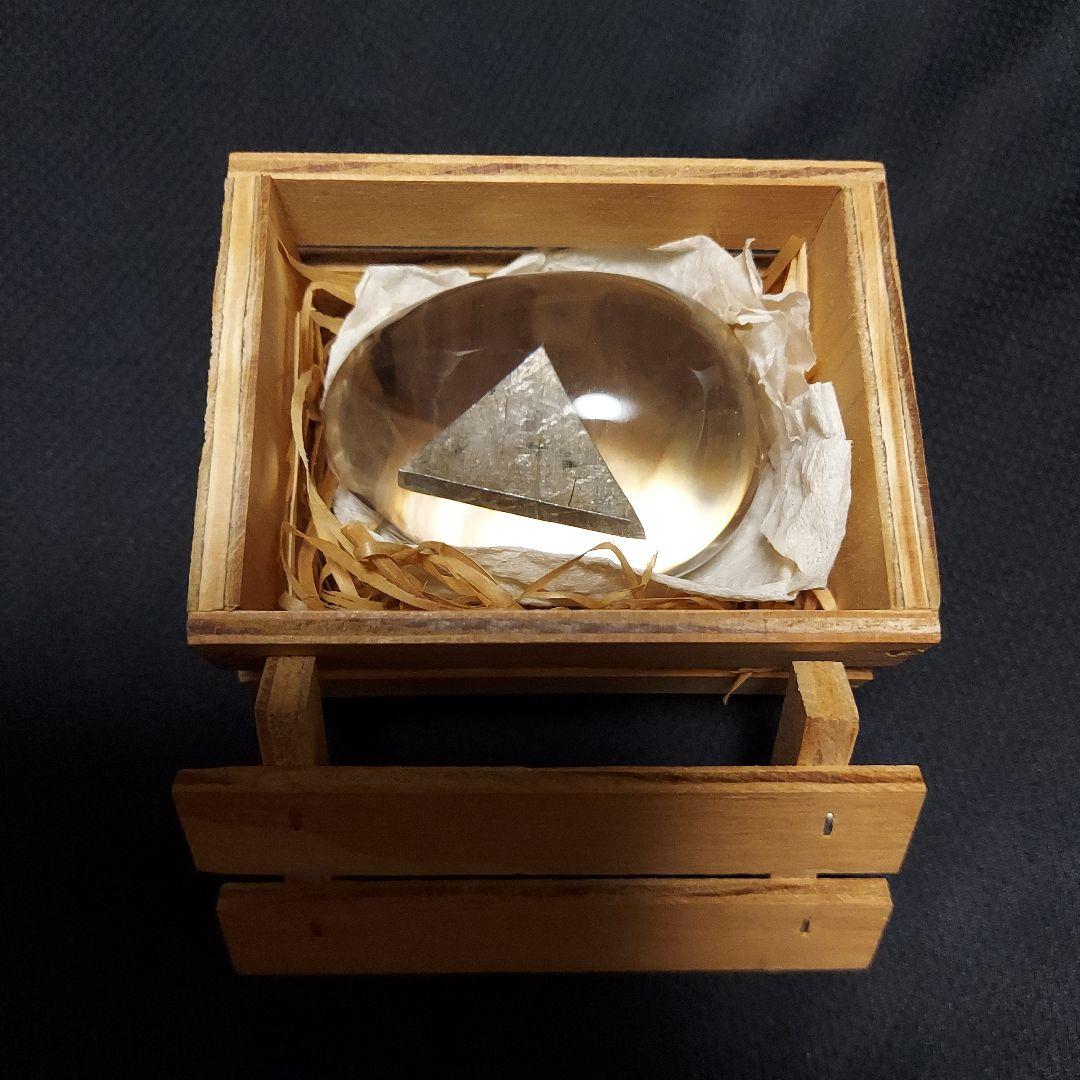 水晶のなかに謎のもの