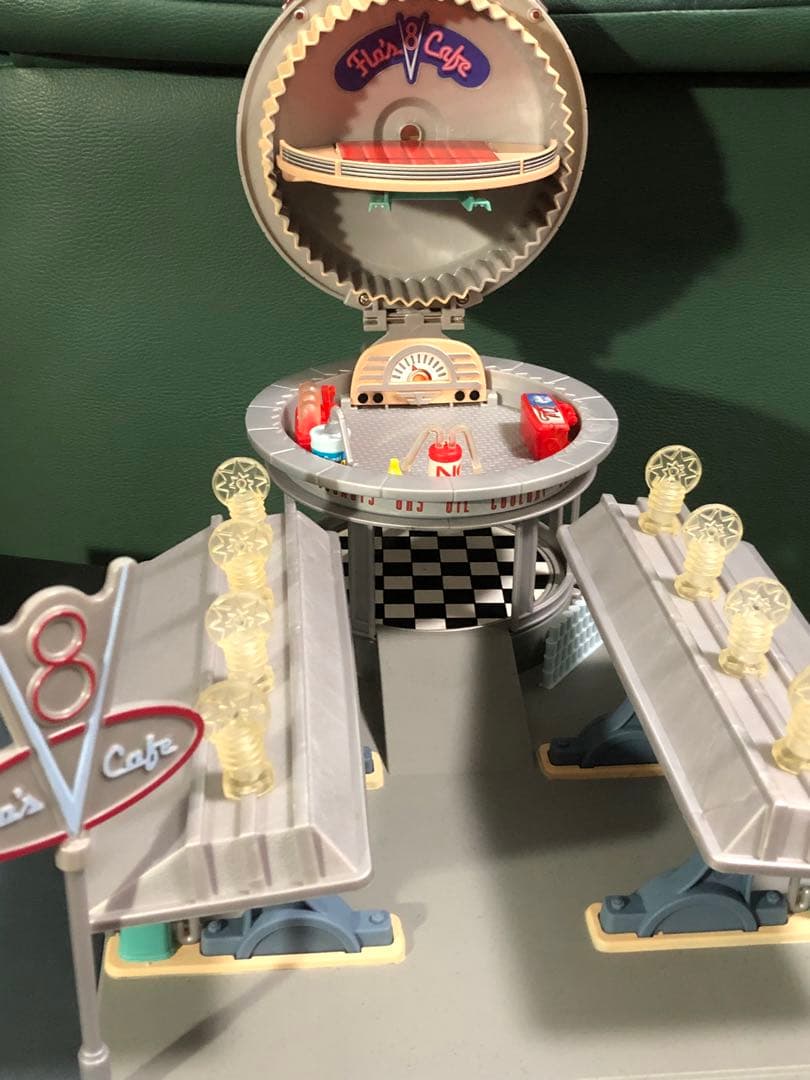 ★絶版！￼カーズ￼ V8カフェ&マック￼トレーラー& ミニカー17台￼セット￼
