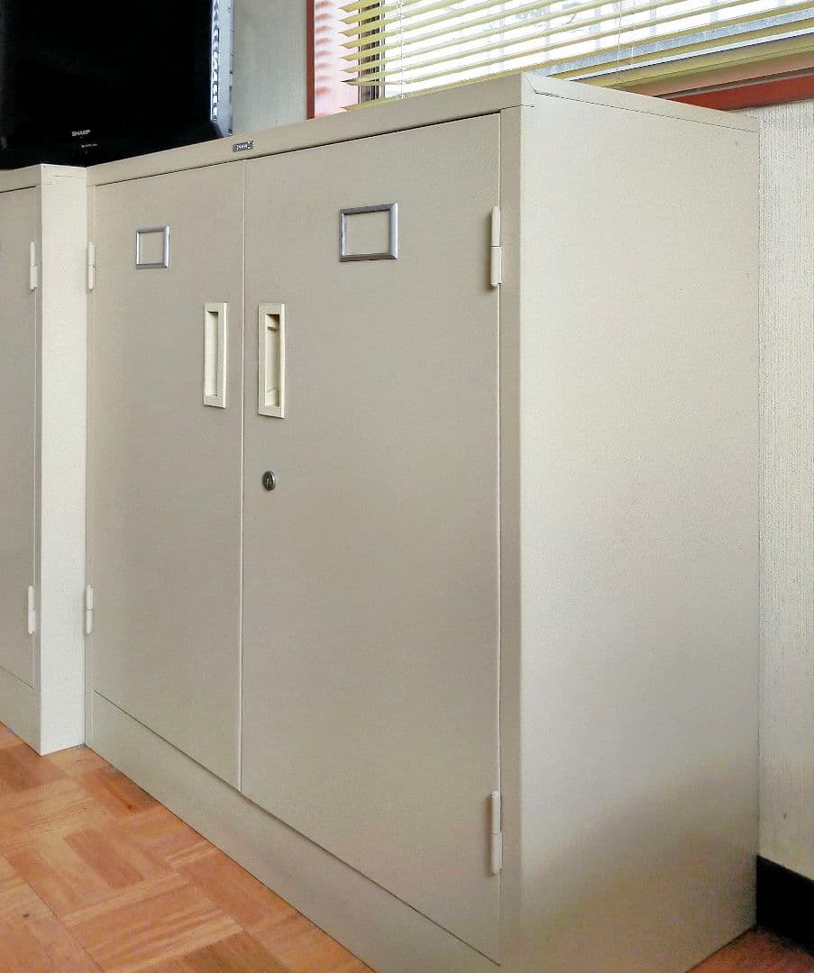 値下ライオン スチール書庫 ベース一体型 両開きキャビネット 中古　2個有り