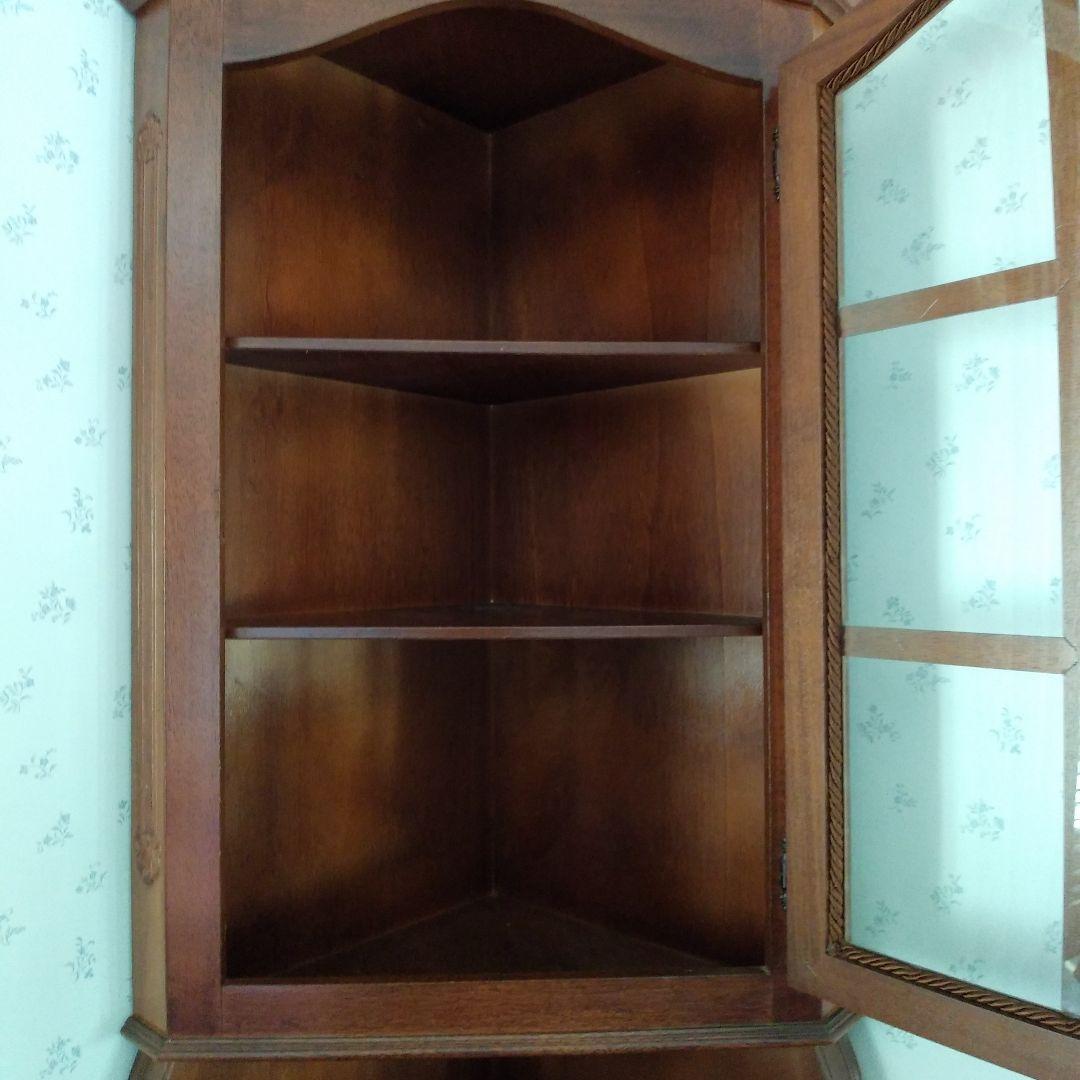 輸入家具　ヨーロッパ調のコーナーキャビネット