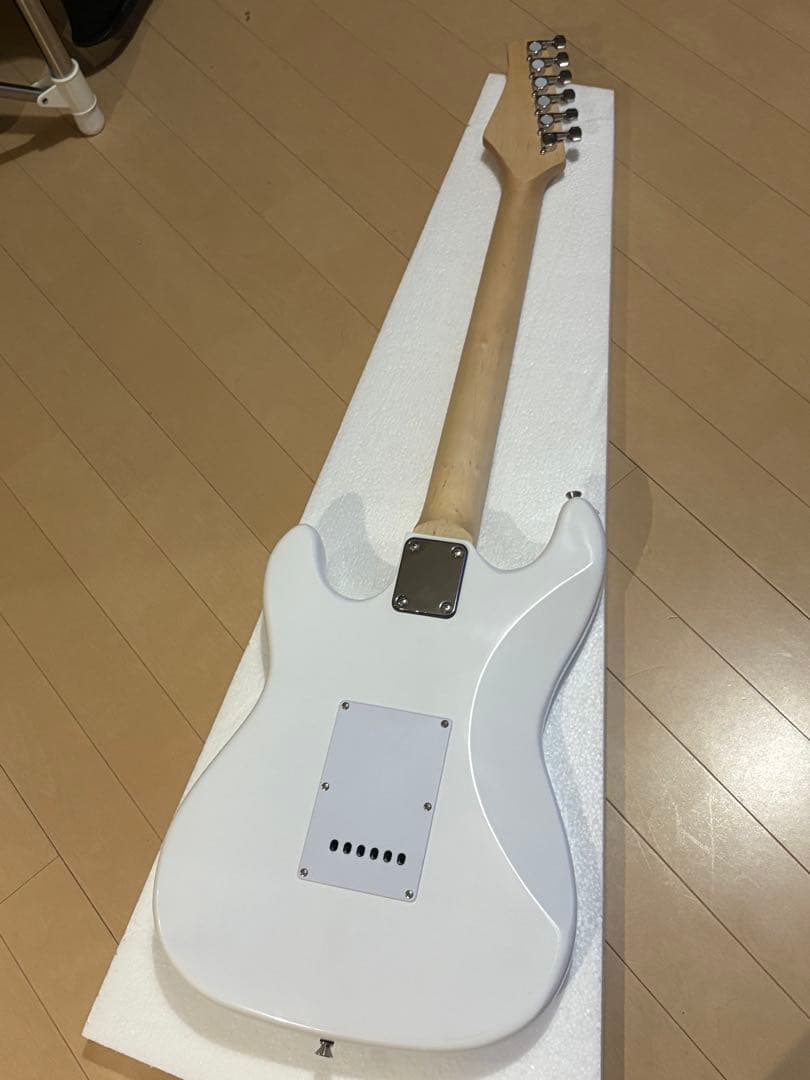 かわいい人気カラー　エレキギター　ストラトキャスター　ノーブランド　ほぼ未使用