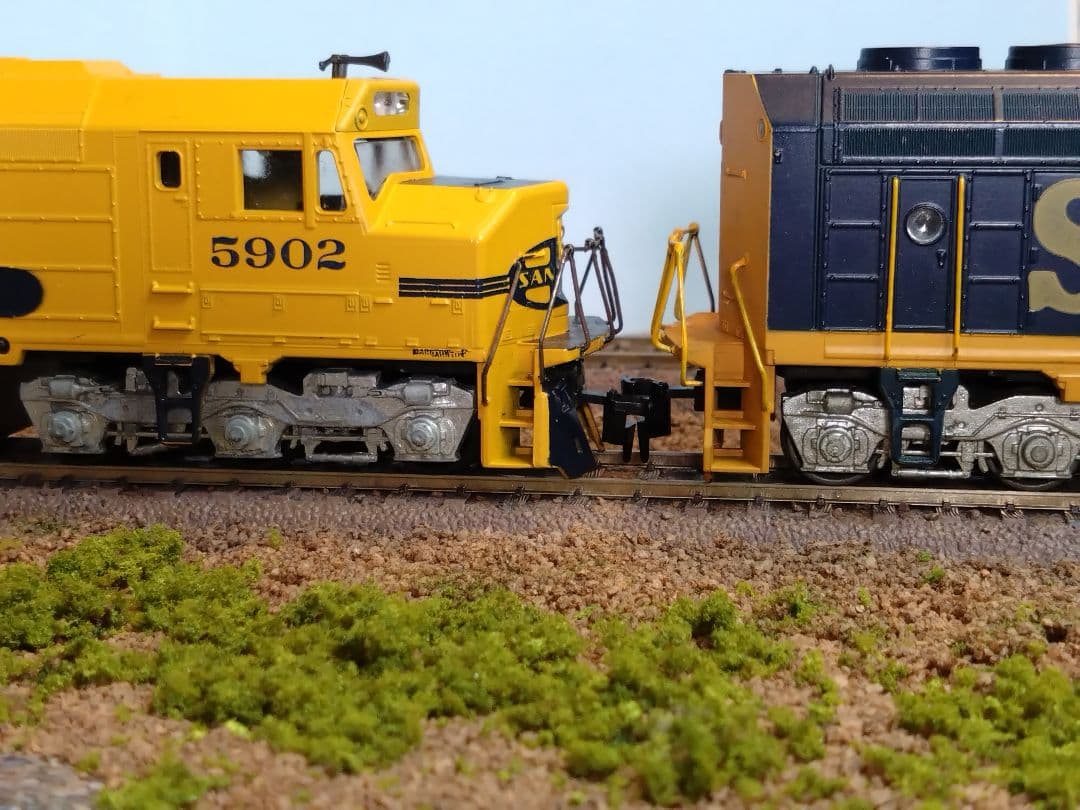 アメリカディーゼル機関車　ＡＴＳＦ Ｆ４５　(２台セット)