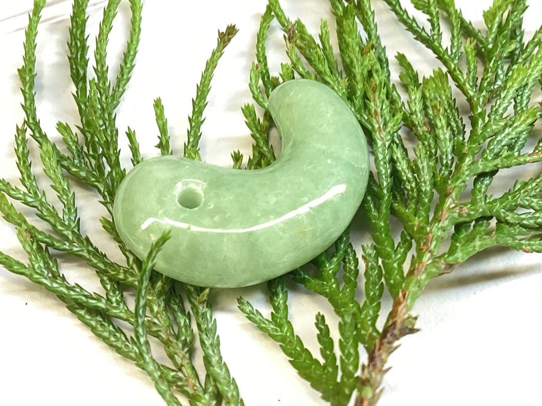 ✳1点特別安価卸し値段‼️ 緑色の糸魚川翡翠　外部鑑別書付　本物ジェダイト勾玉