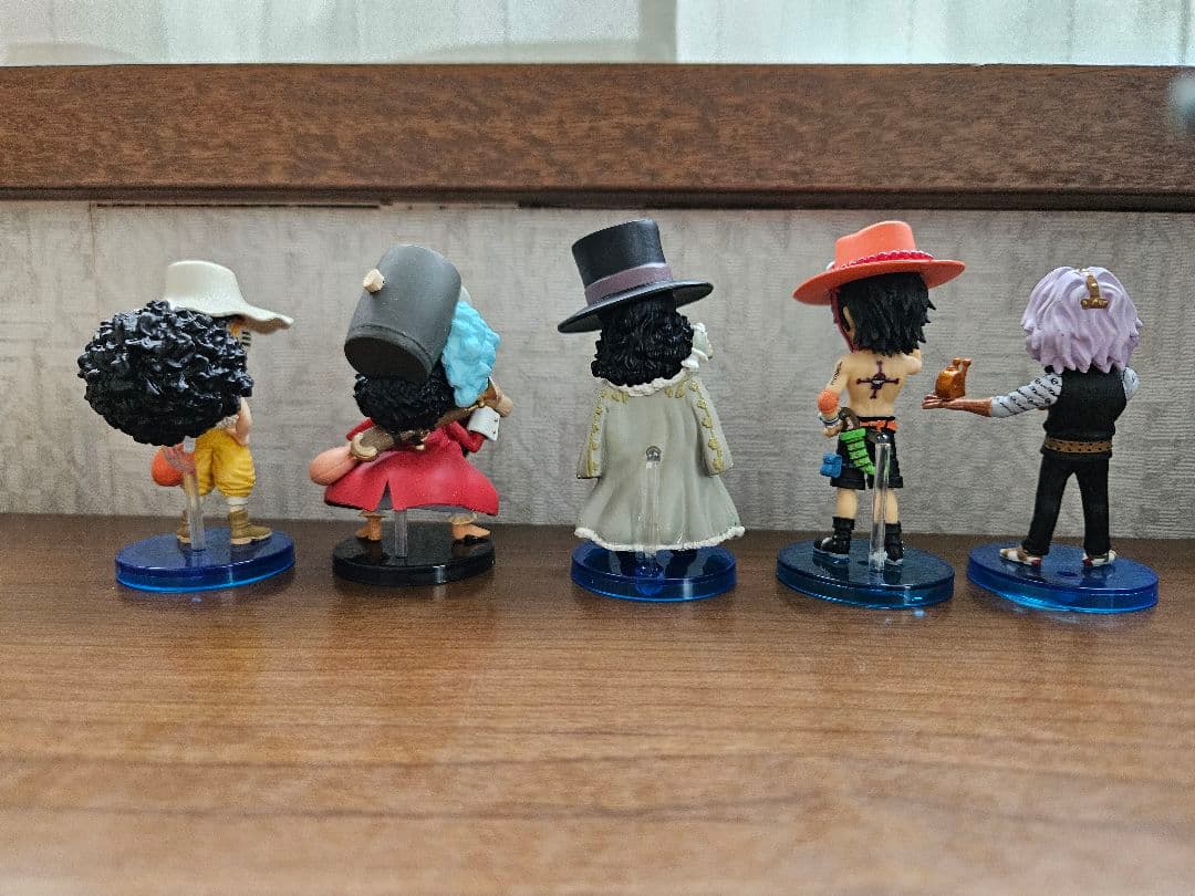 ワンピース　フイギュア　ミニサイズ　台座付き　ビビ　ゾロ　エース　ルフィ