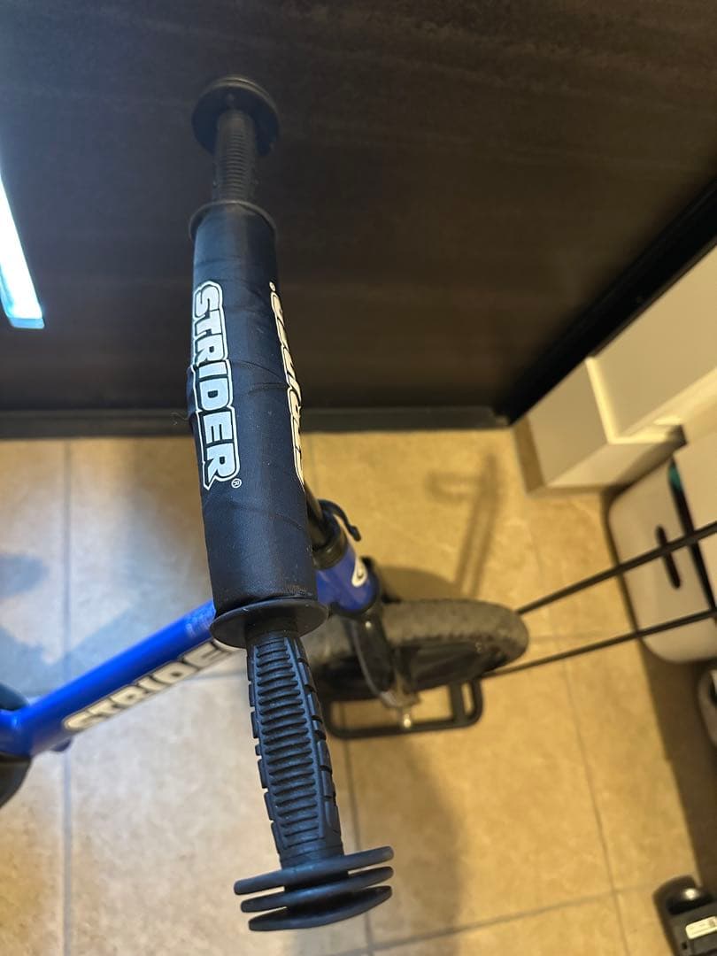 STRIDER 12インチ バランスバイク 青　室内保管　スタンド付き 箱無し