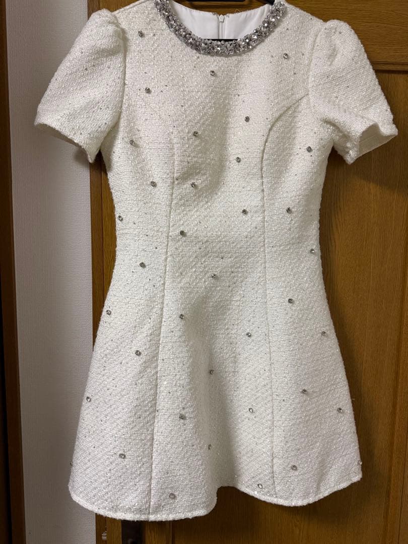 ホワイトビジューAラインドレス