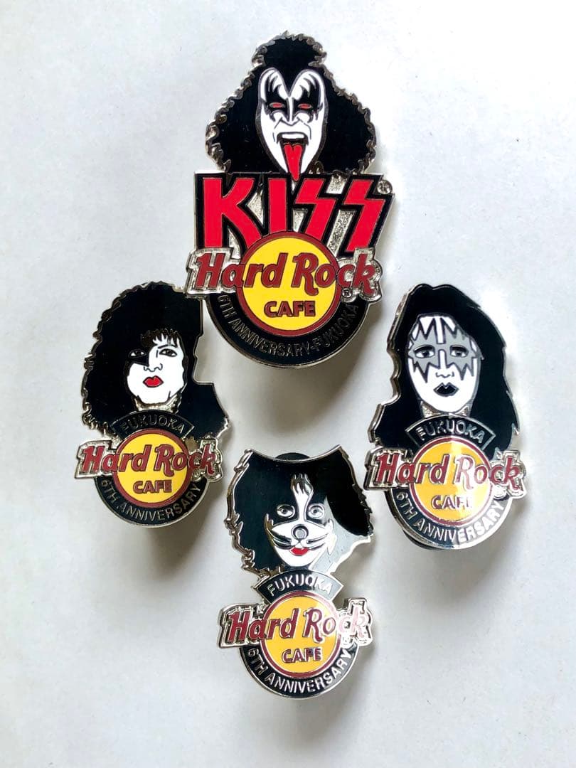 ハードロックカフェ福岡　6thアニバーサリー　キッスパズルピンバッジ　化粧箱付き