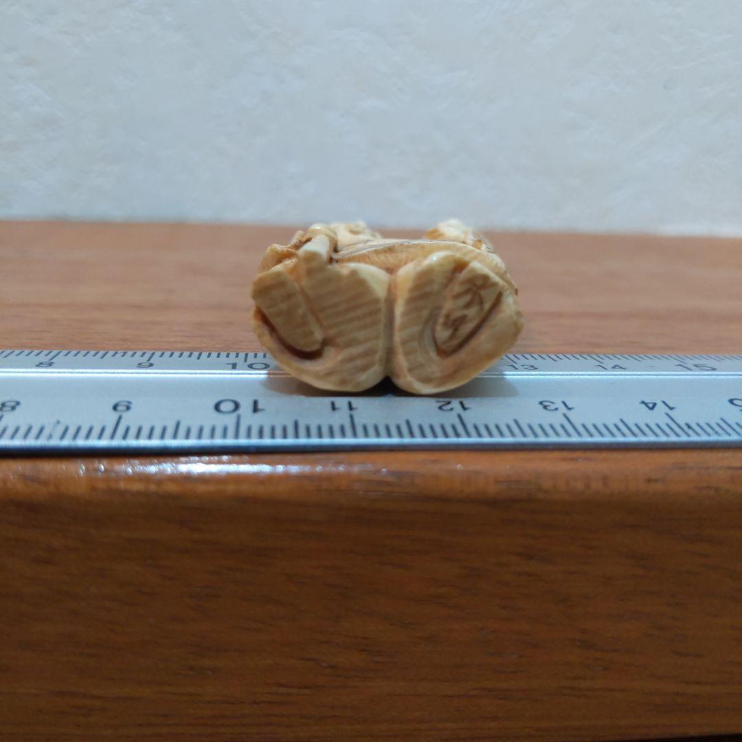 時代提げ物 人物根付 天然素材 在銘【酒器持つ翁】高さ約5.2cm 重さ約19ｇ