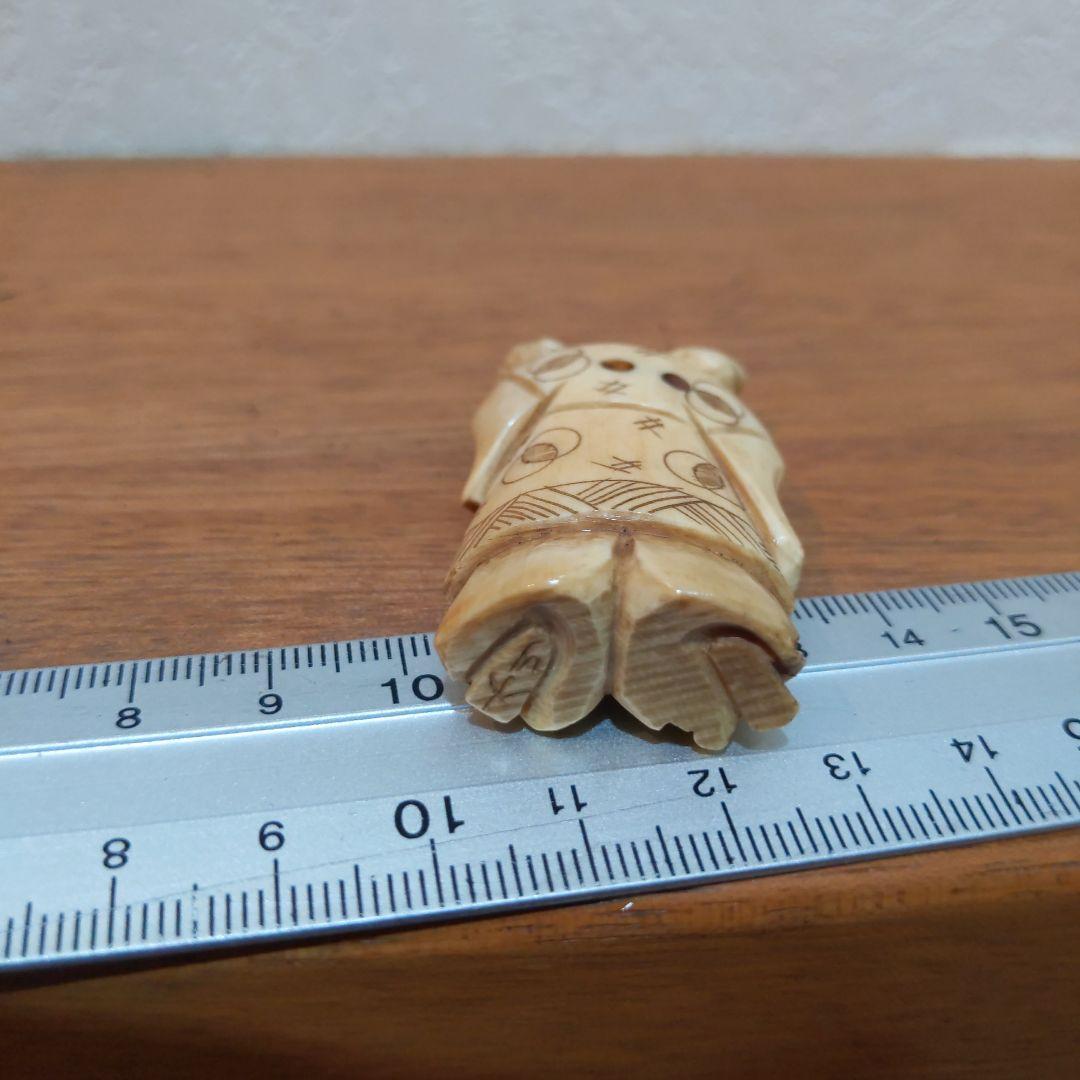 時代提げ物 人物根付 天然素材 在銘【酒器持つ翁】高さ約5.2cm 重さ約19ｇ