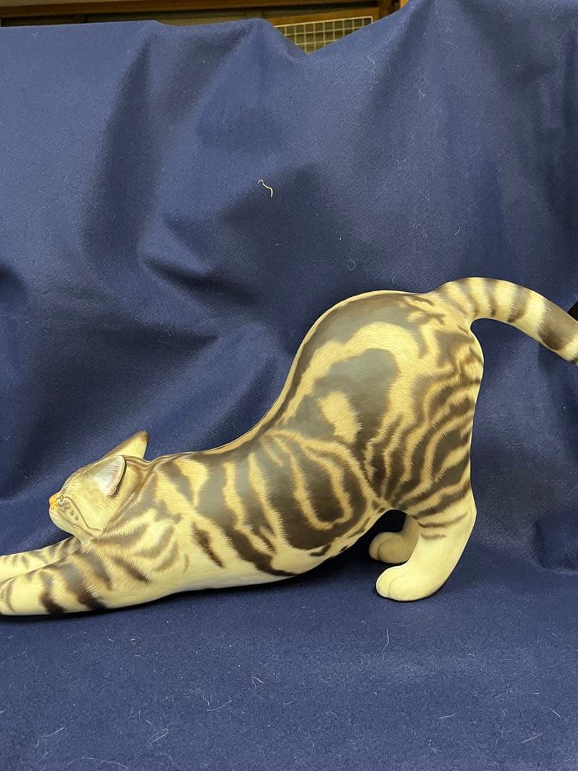ストレッチする猫の置物