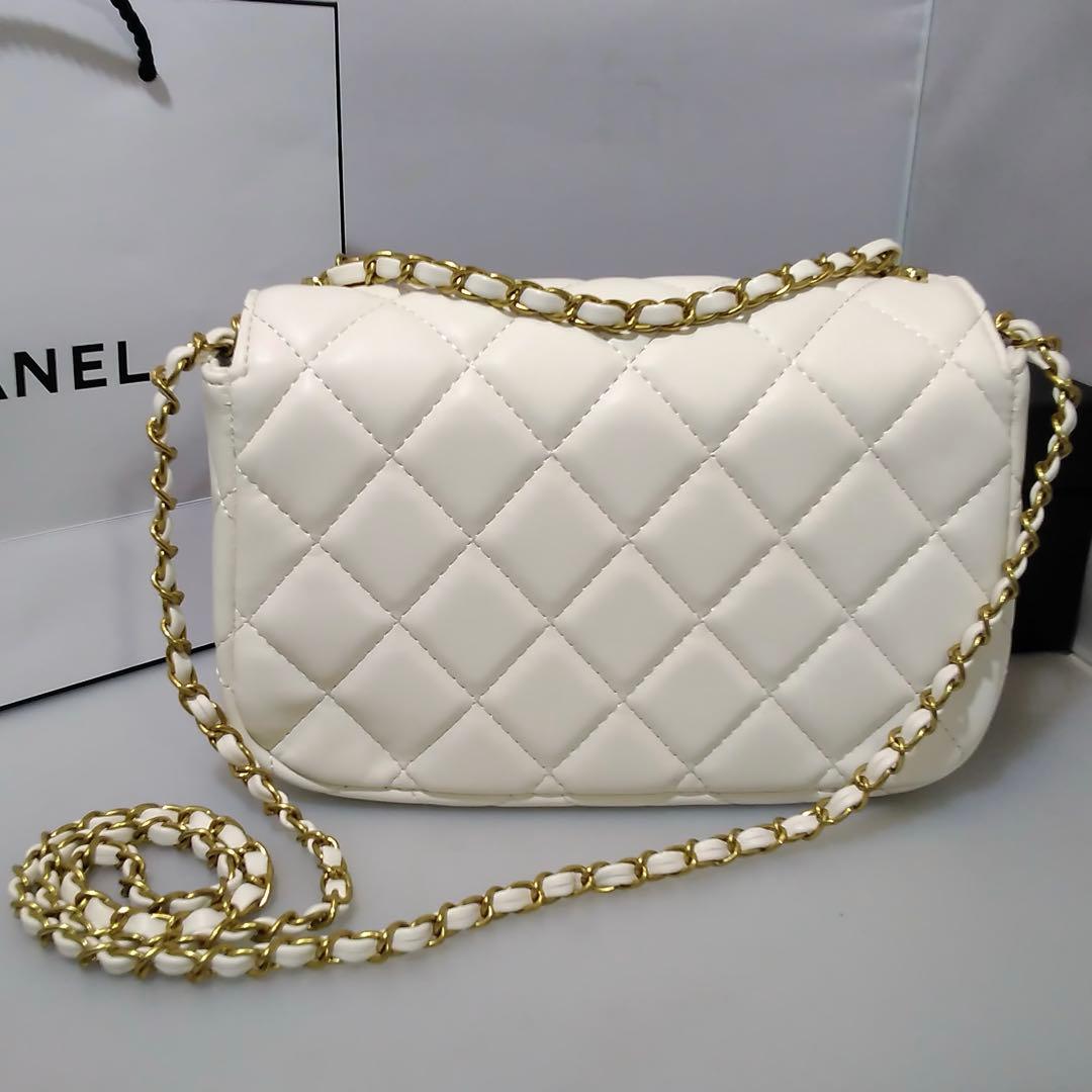 CHANEL 〈シャネル〉ノベルティ パールビジュー付　ホワイトショルダーバッグ