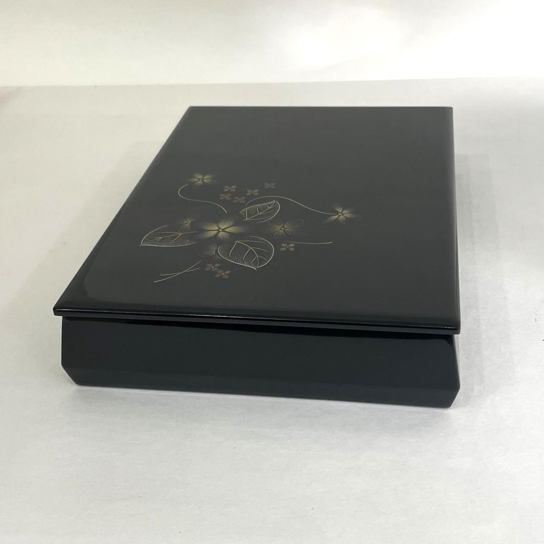 手許箱（てもと箱）　小物入れ　漆器　木製　漆　花沈金　Q035