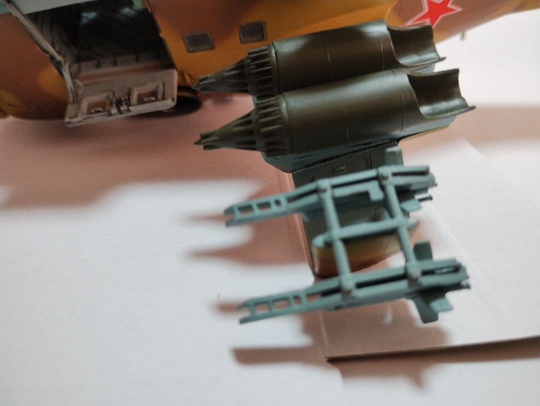 プラモデル完成機　1/48　MIL Mi-24ハインドガンシップ