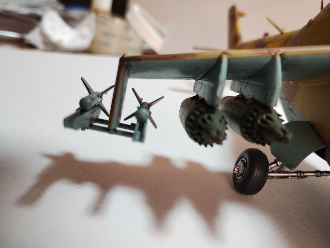 プラモデル完成機　1/48　MIL Mi-24ハインドガンシップ