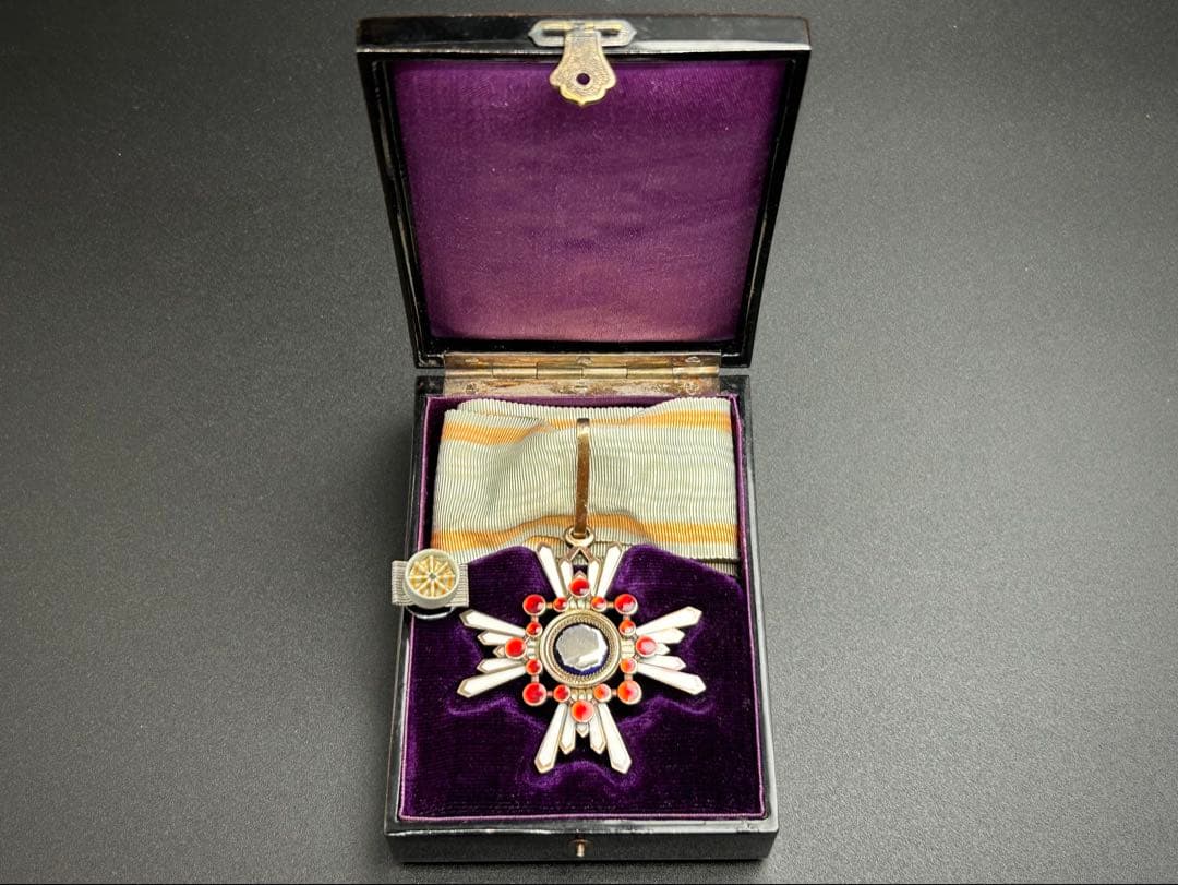 【送料無料】勲三等瑞宝章 戦時中製造版 日本軍 勲章 記章 記念章 階級章 将校