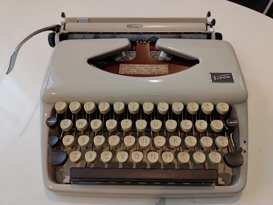 【完動品】TRIUMPH Tippa タイプライター（ドイツ製）ケース付き