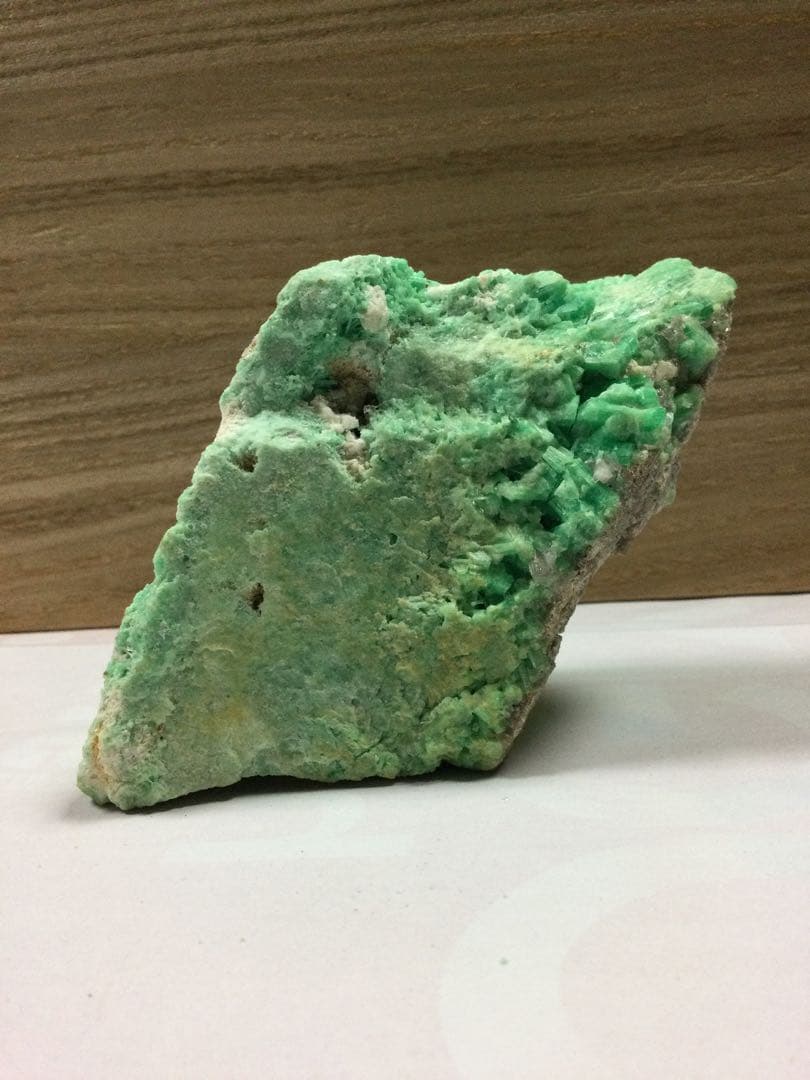 エメラルド　母石付き原石密集結晶エメラルドコロンビア産　良質