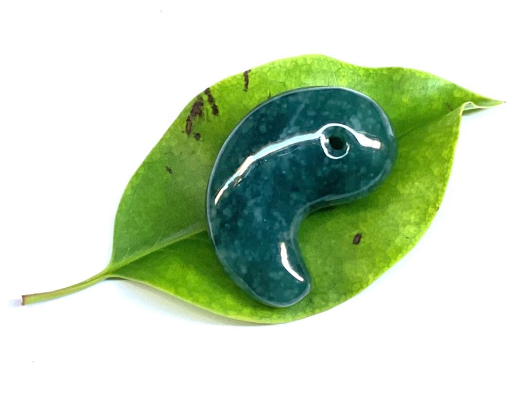 ✳翡翠製御守り 濃厚青緑色 鑑別書付　糸魚川翡翠*入りコン沢勾玉　鑑別書付の本物