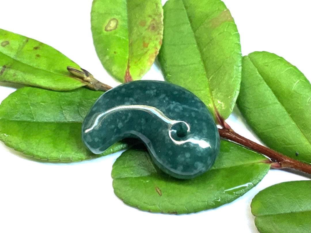 ✳翡翠製御守り 濃厚青緑色 鑑別書付　糸魚川翡翠*入りコン沢勾玉　鑑別書付の本物