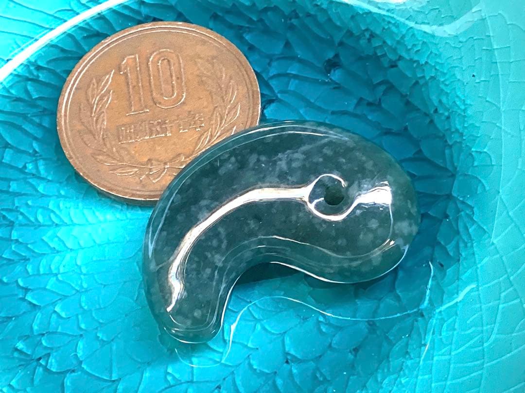 ✳翡翠製御守り 濃厚青緑色 鑑別書付　糸魚川翡翠*入りコン沢勾玉　鑑別書付の本物